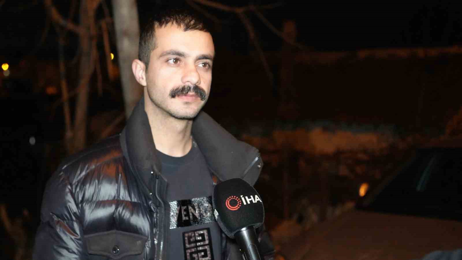 Arnavutköy’de başıboş at otomobillere çarptı: 2 araç hasar aldı
