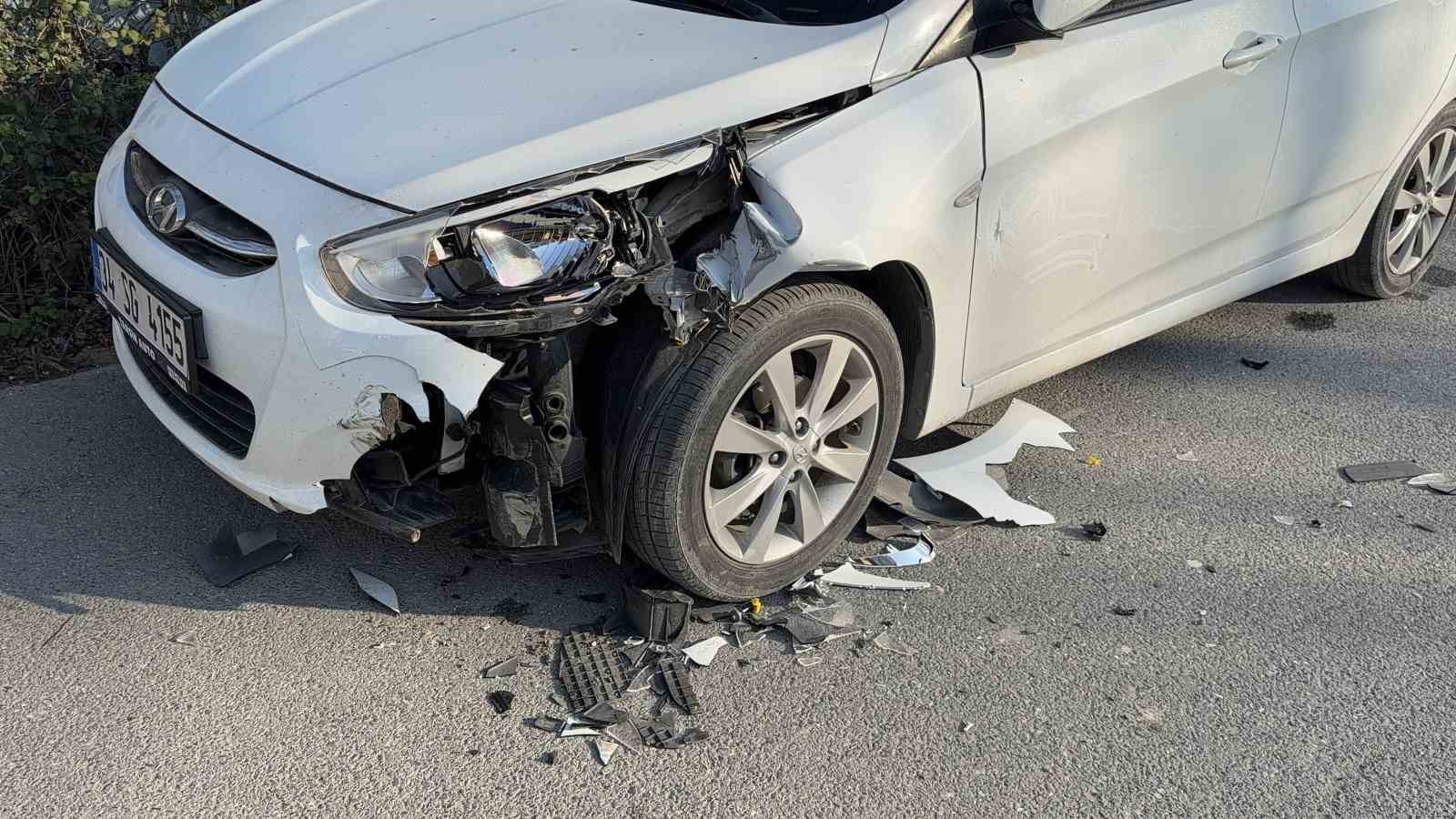 Arnavutköy’de başıboş at otomobillere çarptı: 2 araç hasar aldı
