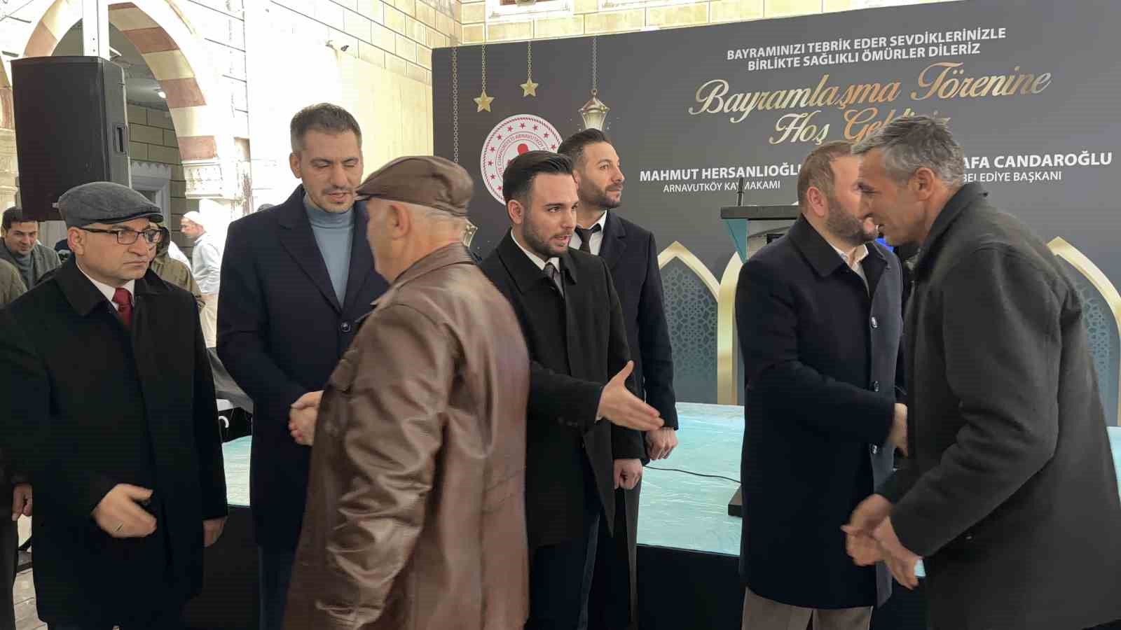 Arnavutköy’de bayram namazı sonrası ilçe protokolü vatandaşlarla bayramlaştı
