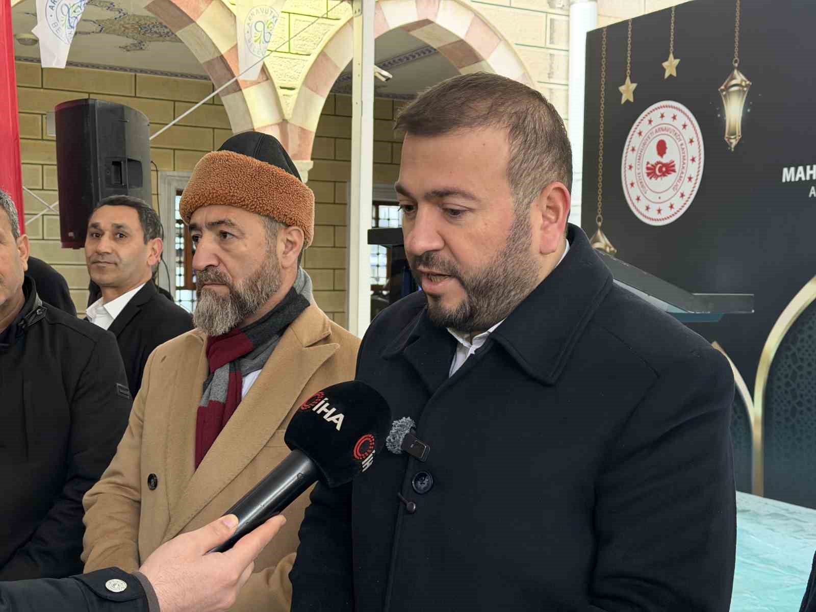 Arnavutköy’de bayram namazı sonrası ilçe protokolü vatandaşlarla bayramlaştı
