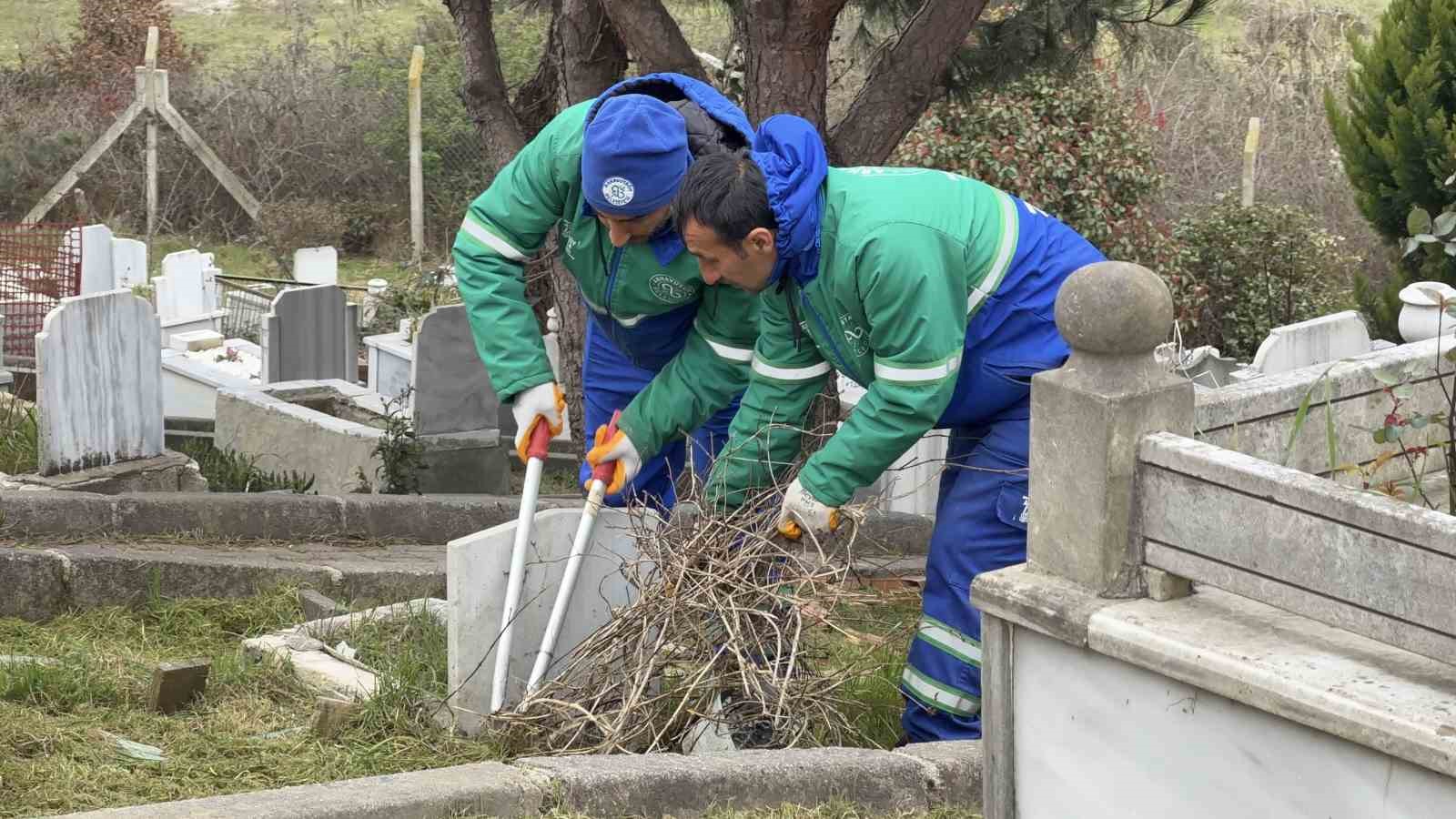 Arnavutköy’de bayram öncesi mezarlıklar temizlenerek ziyarete hazır hale getirildi
