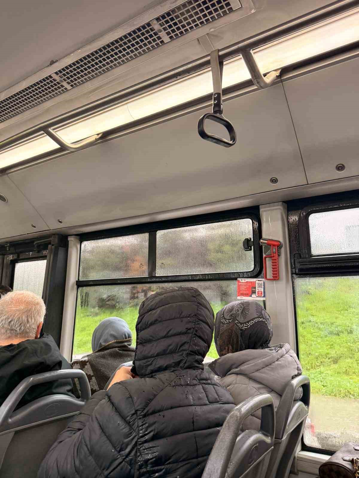 Arnavutköy’de belediye otobüsünün tavanından su aktı
