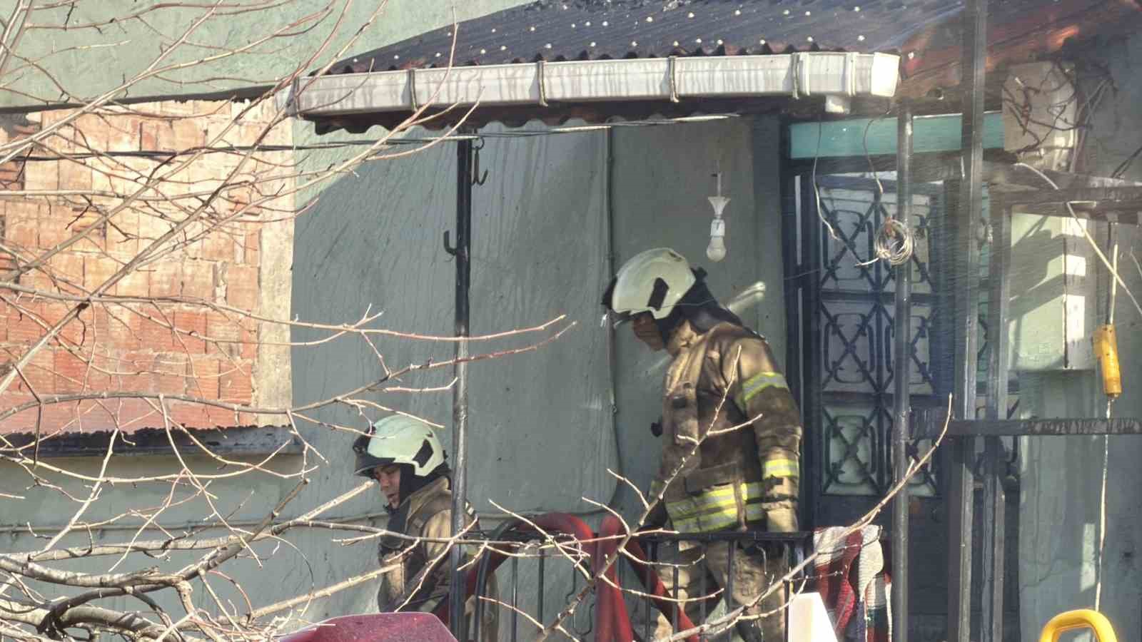 Arnavutköy’de boş binanın çatısı alevlere teslim oldu
