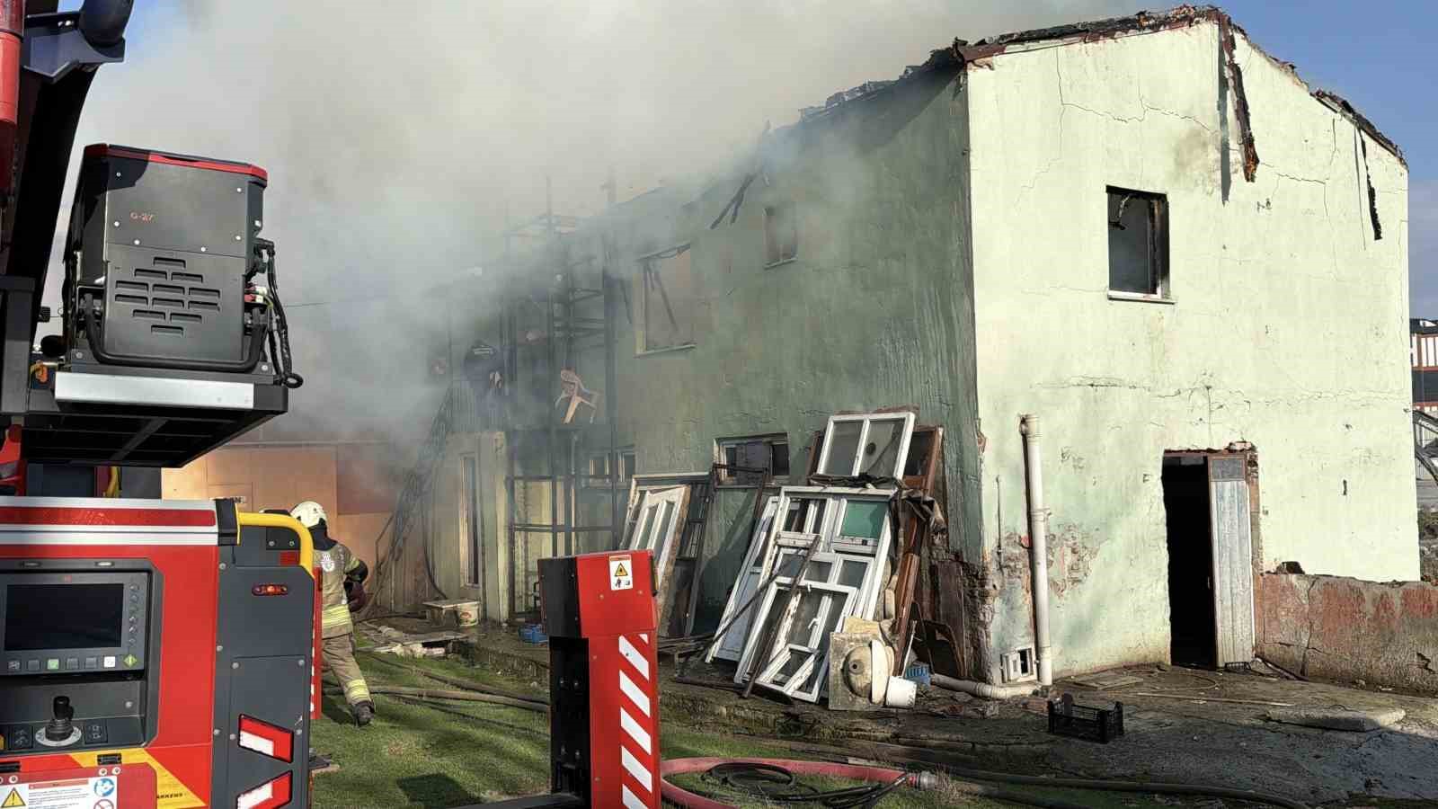 Arnavutköy’de boş binanın çatısı alevlere teslim oldu
