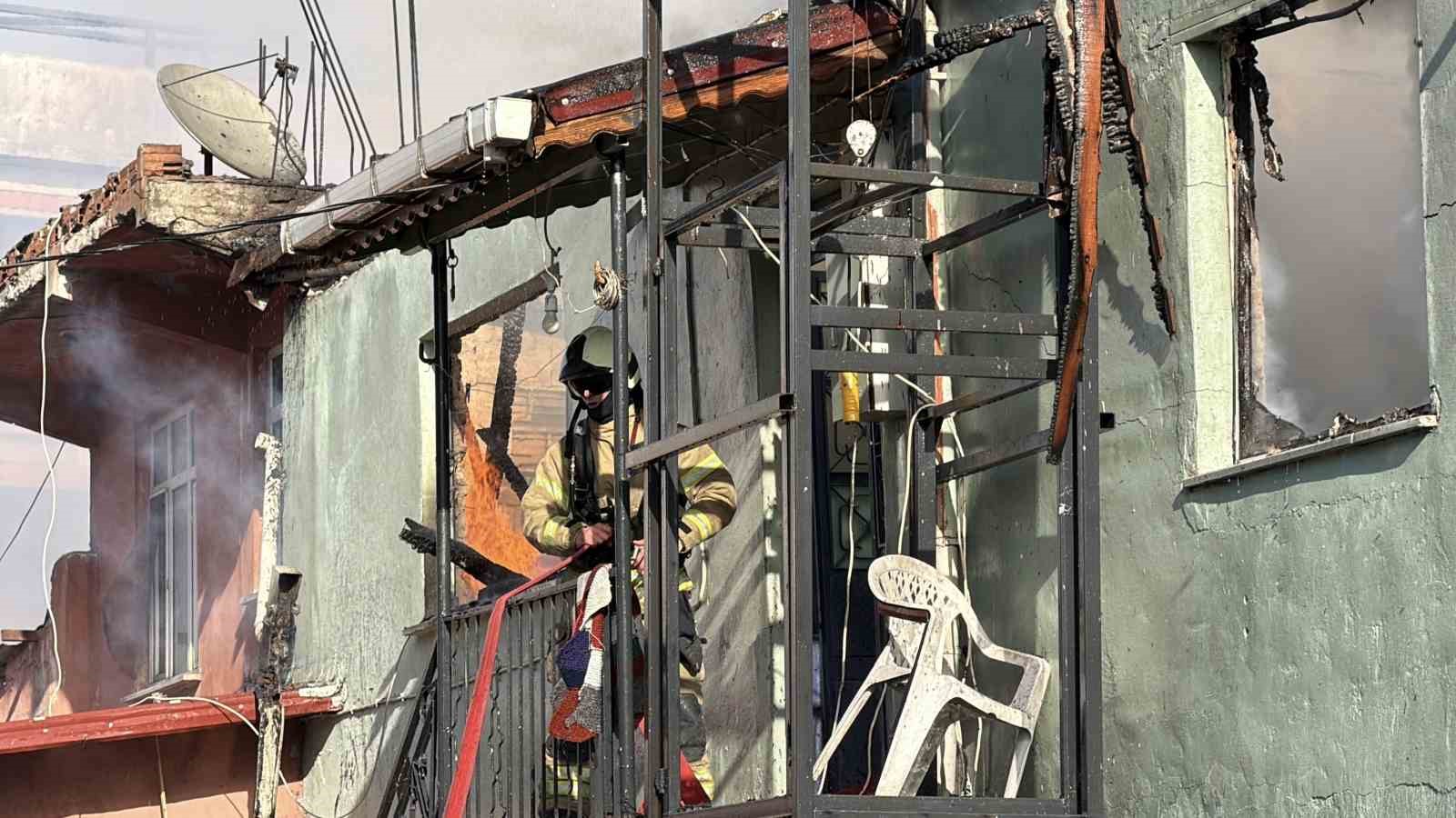 Arnavutköy’de boş binanın çatısı alevlere teslim oldu
