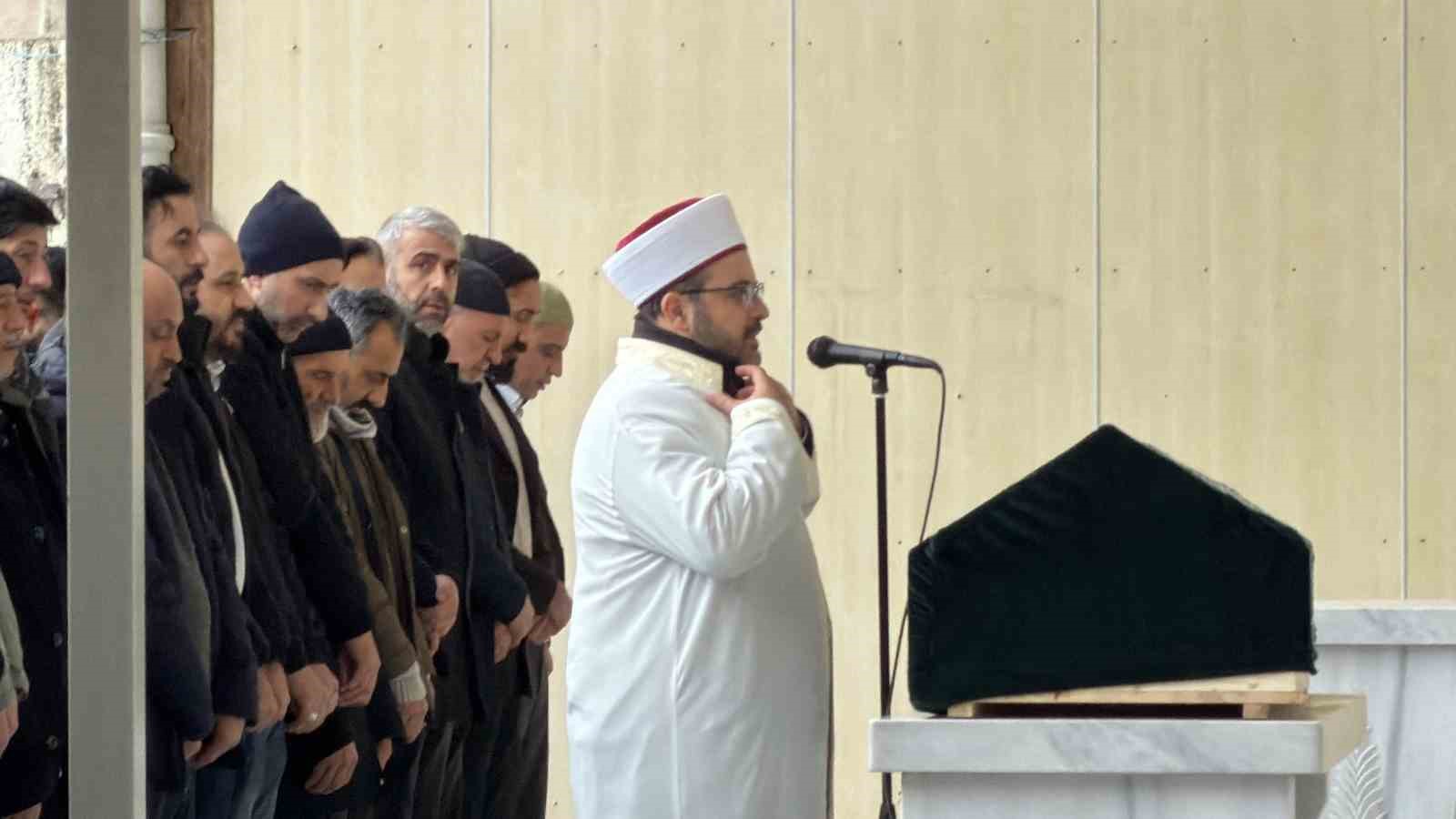 Arnavutköy’de cami avlusunda vurulan yaşlı adam son yolculuğuna uğurlandı
