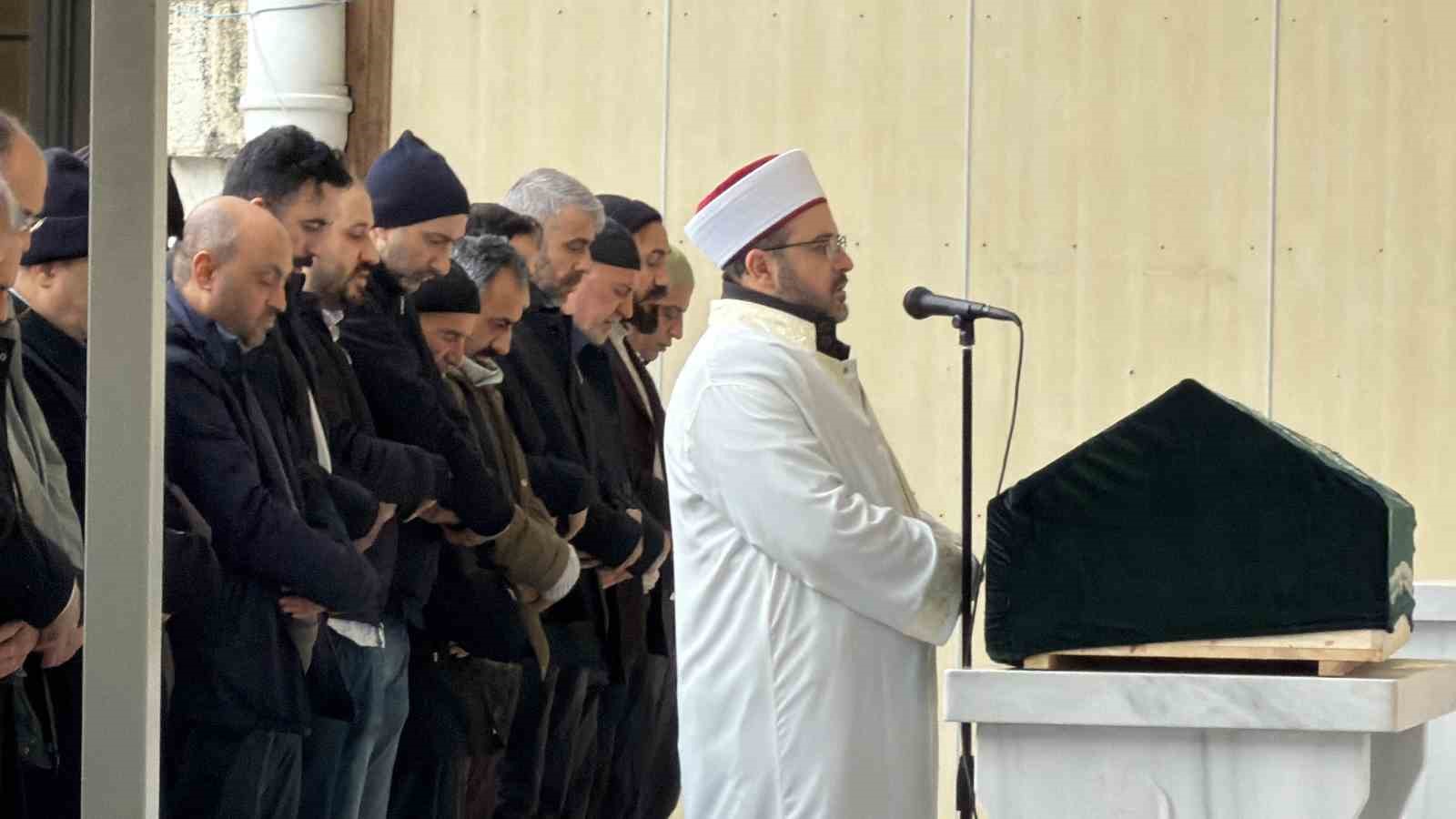 Arnavutköy’de cami avlusunda vurulan yaşlı adam son yolculuğuna uğurlandı
