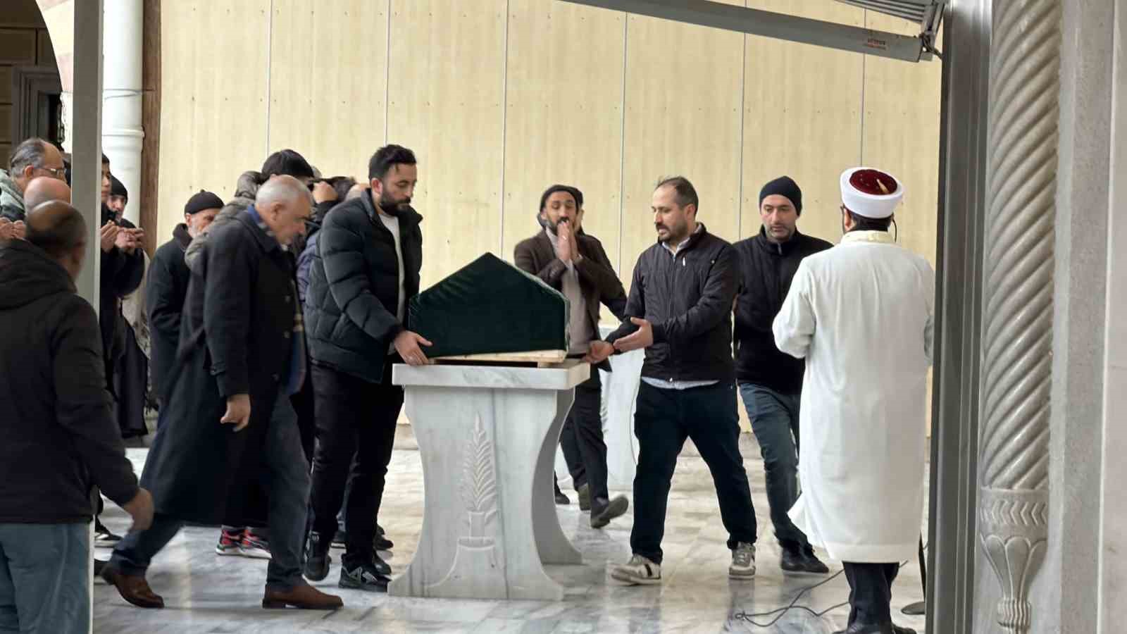 Arnavutköy’de cami avlusunda vurulan yaşlı adam son yolculuğuna uğurlandı
