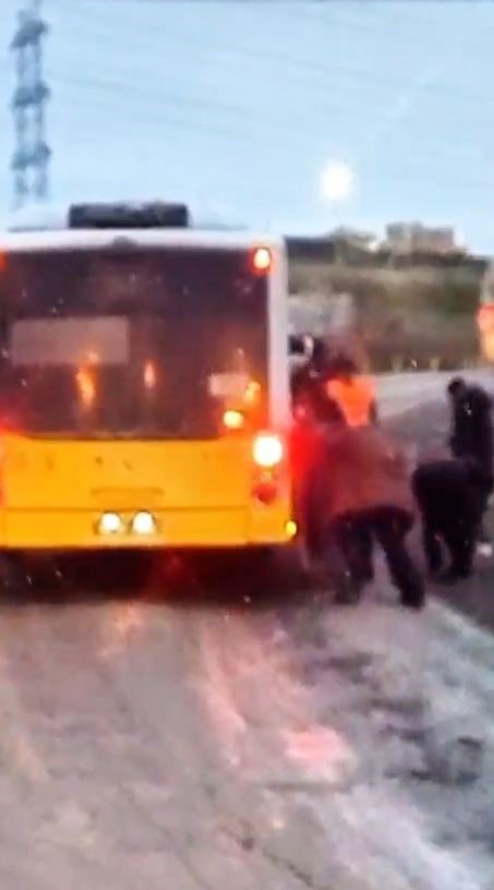 Arnavutköy’de çamurlu yolda ilerleyemeyen İETT otobüsünü vatandaşlar itti
