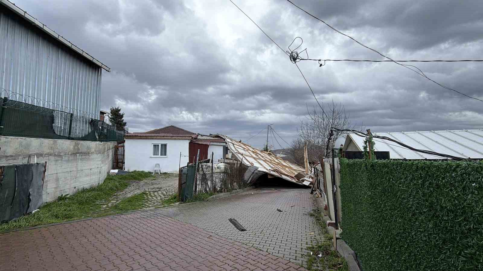 Arnavutköy’de çatı 30 metre uçarak başka evin üzerine düştü
