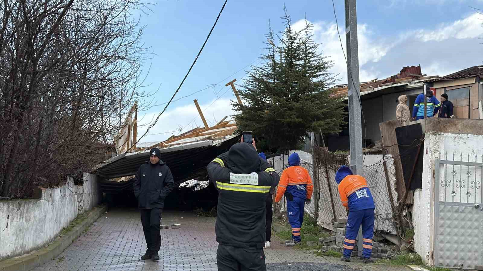 Arnavutköy’de çatı 30 metre uçarak başka evin üzerine düştü

