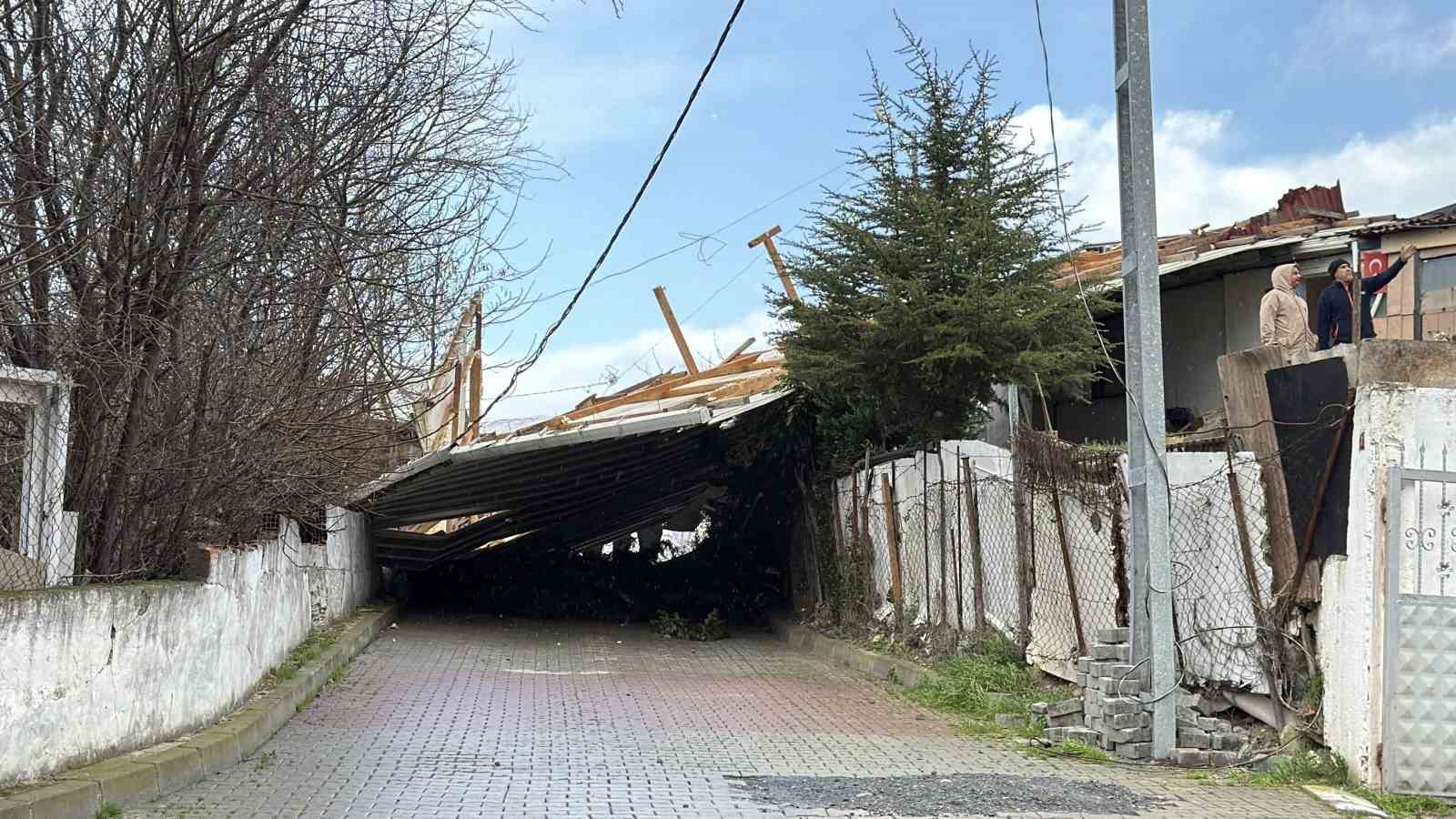 Arnavutköy’de çatı 30 metre uçarak başka evin üzerine düştü
