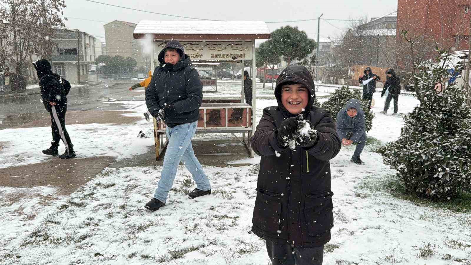 Arnavutköy’de çocuklar kar topu oynayarak tatilin tadını doyasıya çıkardı
