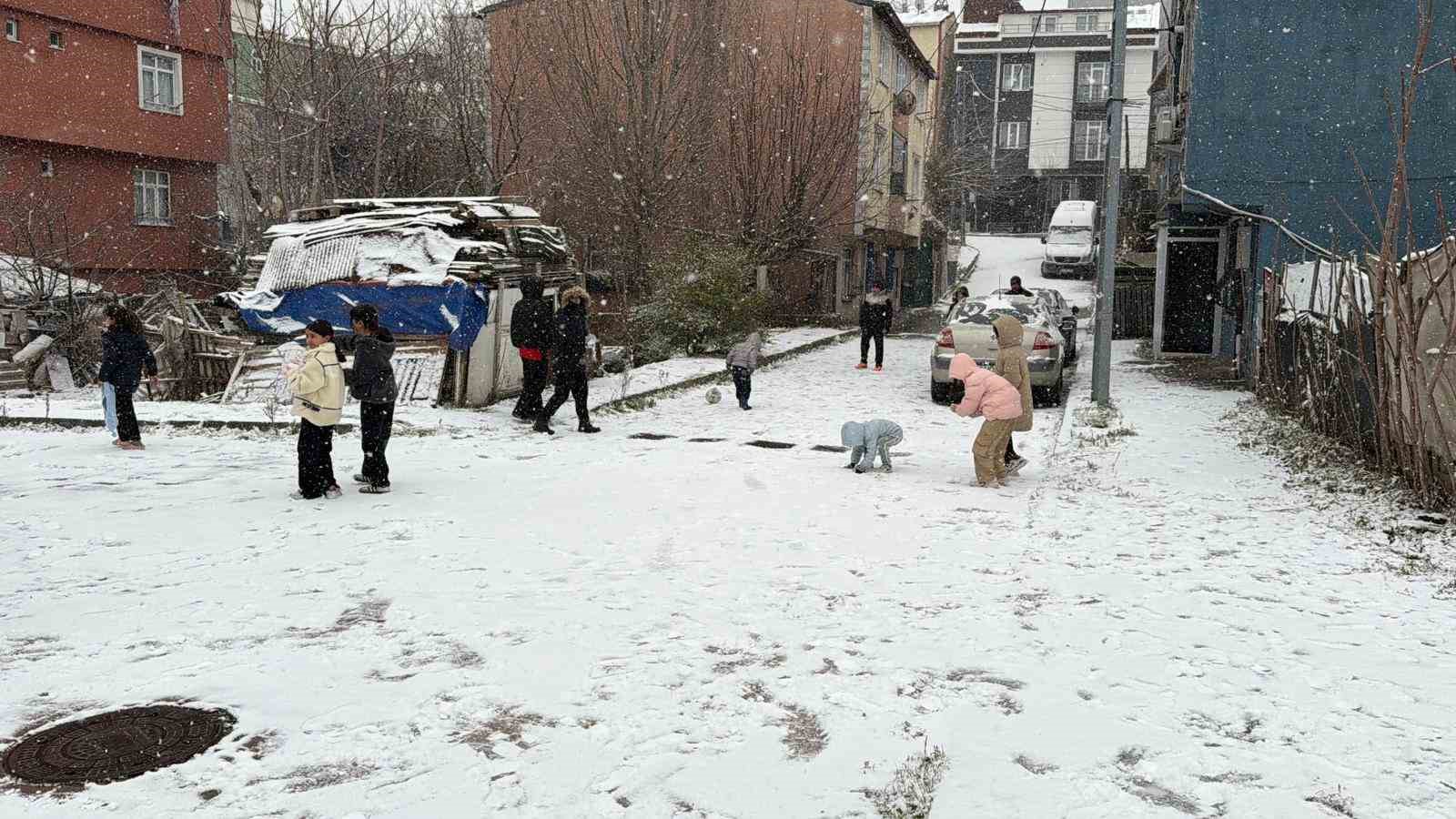 Arnavutköy’de çocuklar kar topu oynayarak tatilin tadını doyasıya çıkardı
