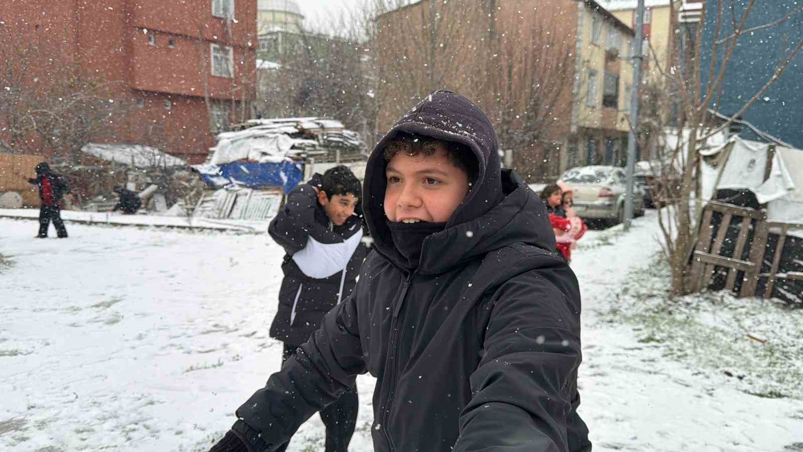 Arnavutköy’de çocuklar kar topu oynayarak tatilin tadını doyasıya çıkardı
