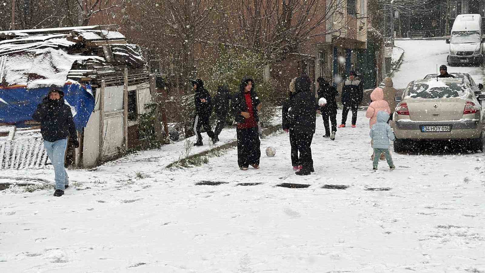 Arnavutköy’de çocuklar kar topu oynayarak tatilin tadını doyasıya çıkardı
