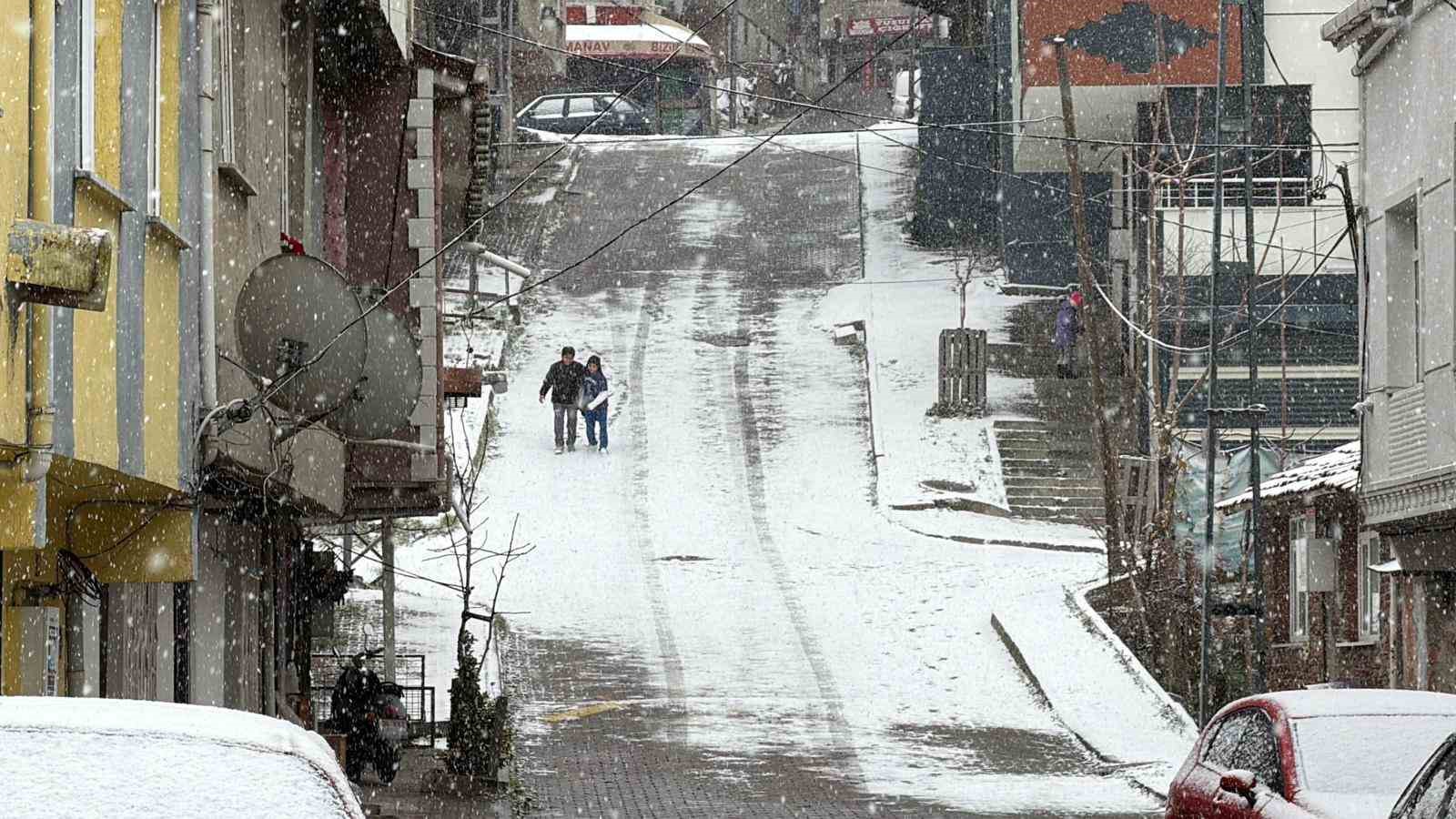 Arnavutköy’de çocuklar kar topu oynayarak tatilin tadını doyasıya çıkardı
