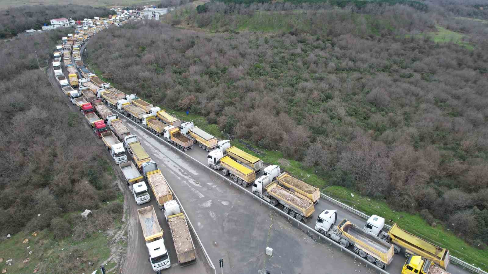 Arnavutköy’de döküm sahası yolunda kilometrelerce hafriyat kuyruğu
