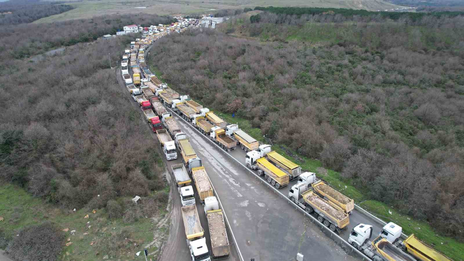 Arnavutköy’de döküm sahası yolunda kilometrelerce hafriyat kuyruğu
