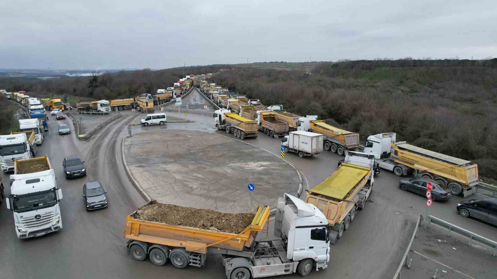 Arnavutköy’de döküm sahası yolunda kilometrelerce hafriyat kuyruğu
