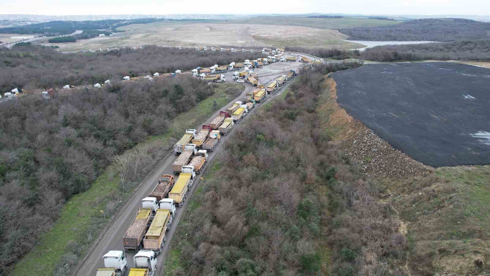 Arnavutköy’de döküm sahası yolunda kilometrelerce hafriyat kuyruğu
