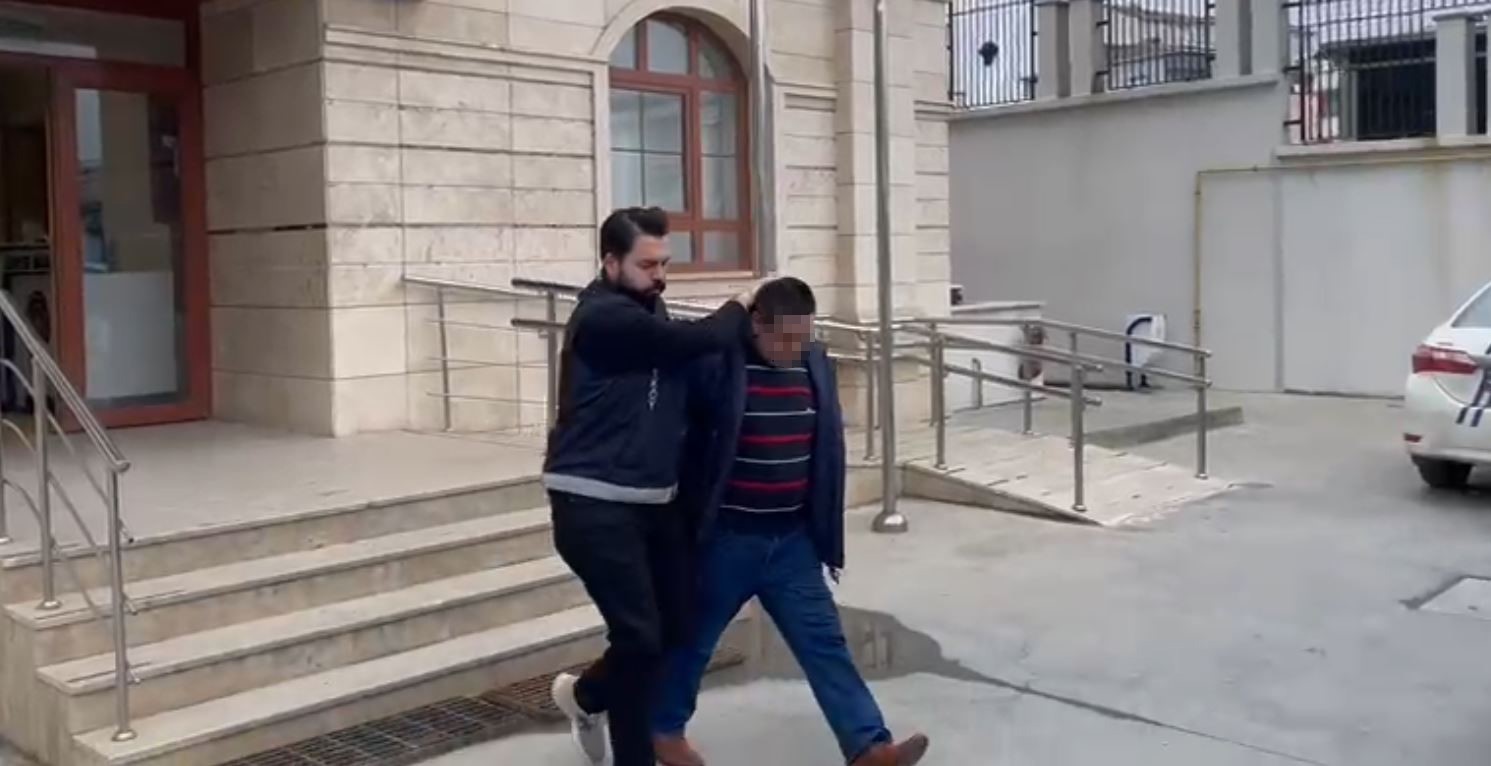 Arnavutköy’de elektrikli testereyle bir kişiyi yaralayan şüpheli adliyeye sevk edildi
Arnavutköy’de elektrikli testereyle bir kişiyi yaralayan şüpheli adliyeye sevk edildi