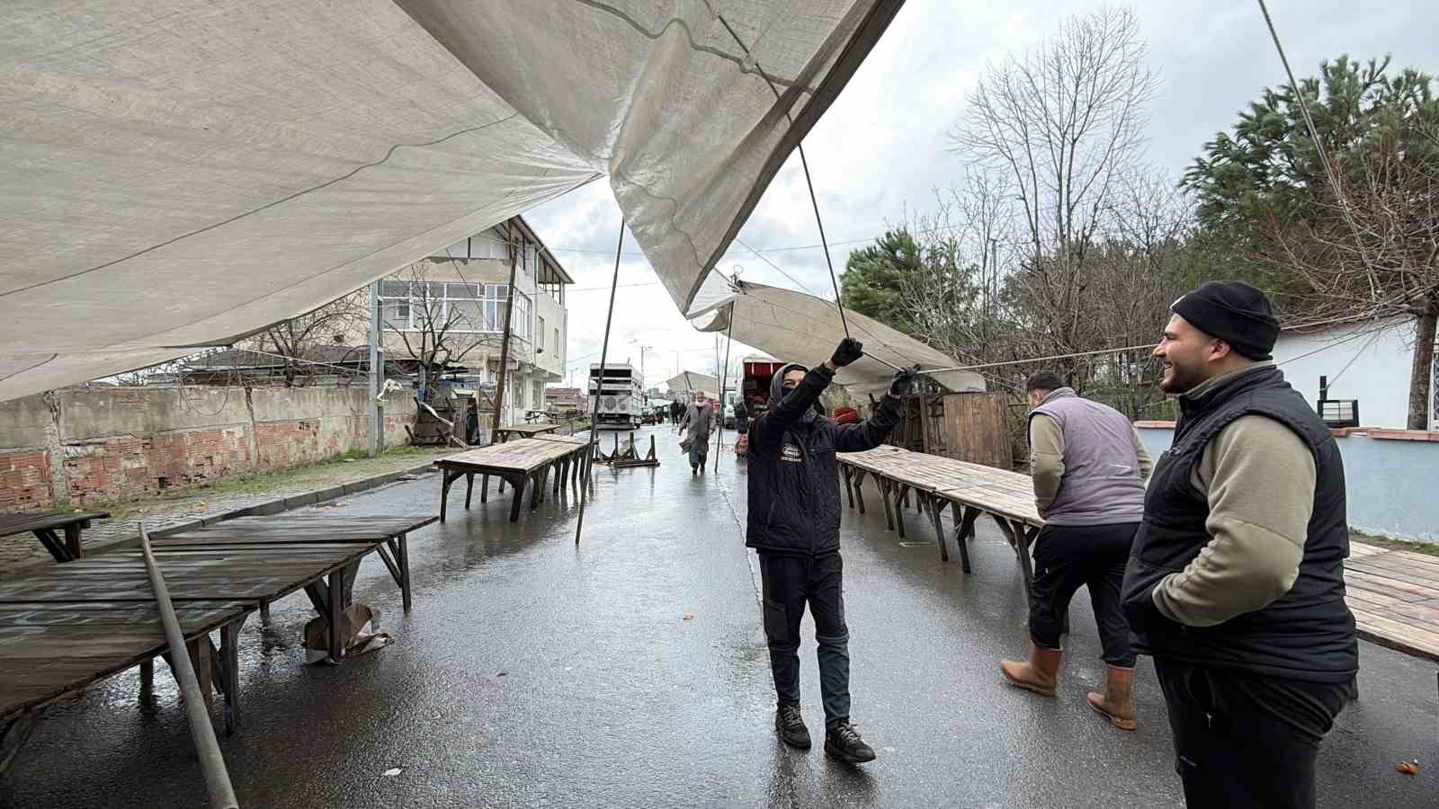 Arnavutköy’de fırtına pazarı vurdu, 08.00’den beri çadırı kuramadılar
Arnavutköy’de fırtına pazarı vurdu, 08.00’den beri çadırı kuramadılar