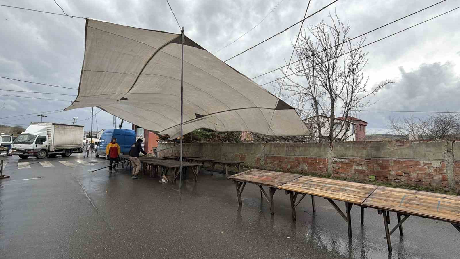Arnavutköy’de fırtına pazarı vurdu, 08.00’den beri çadırı kuramadılar
Arnavutköy’de fırtına pazarı vurdu, 08.00’den beri çadırı kuramadılar