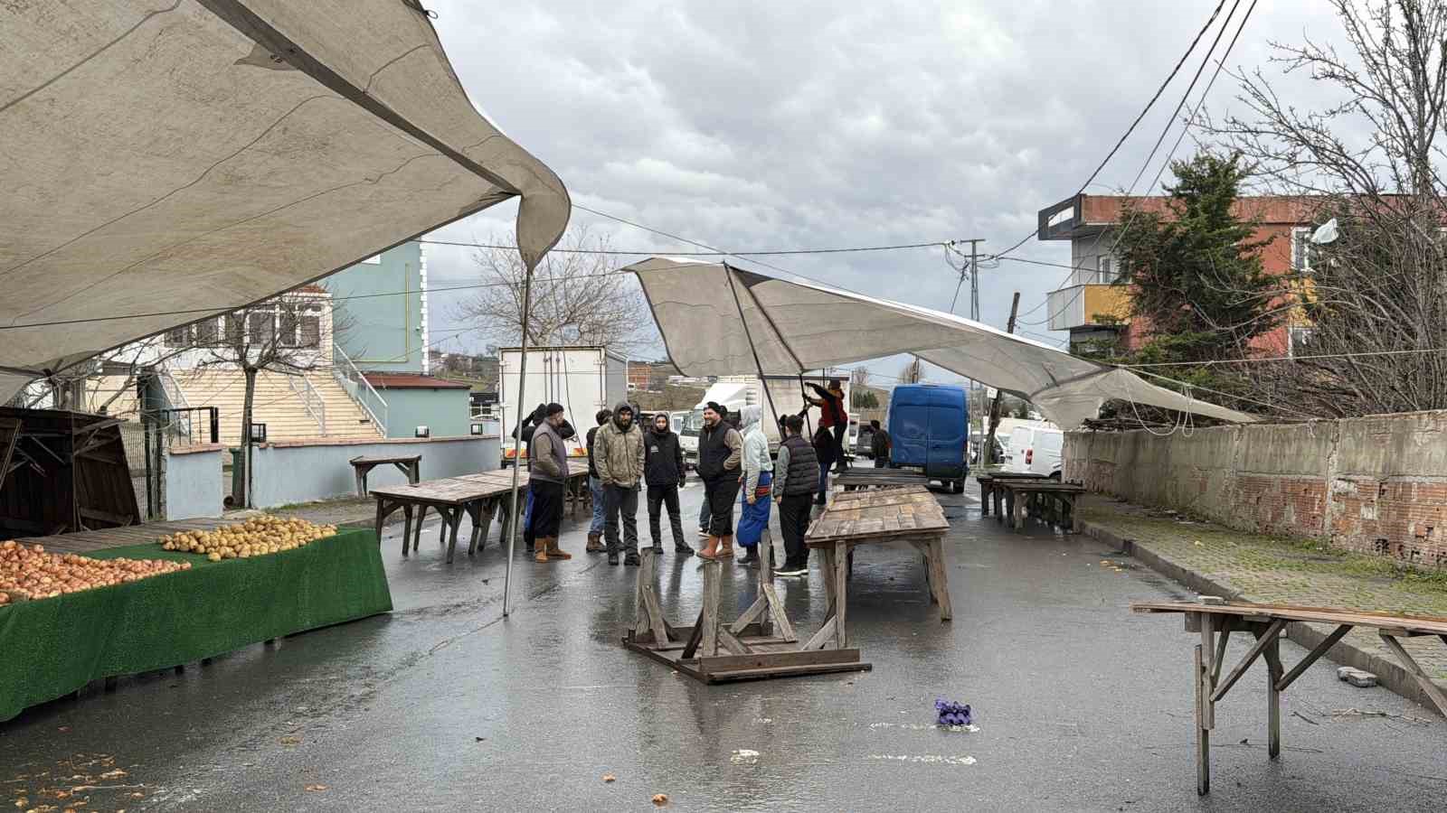 Arnavutköy’de fırtına pazarı vurdu, 08.00’den beri çadırı kuramadılar
Arnavutköy’de fırtına pazarı vurdu, 08.00’den beri çadırı kuramadılar