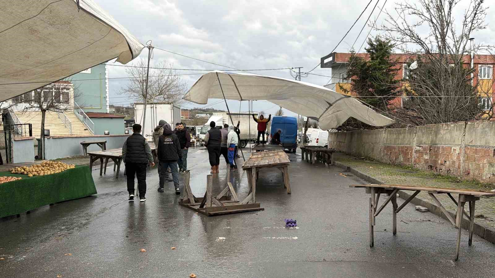 Arnavutköy’de fırtına pazarı vurdu, 08.00’den beri çadırı kuramadılar
Arnavutköy’de fırtına pazarı vurdu, 08.00’den beri çadırı kuramadılar