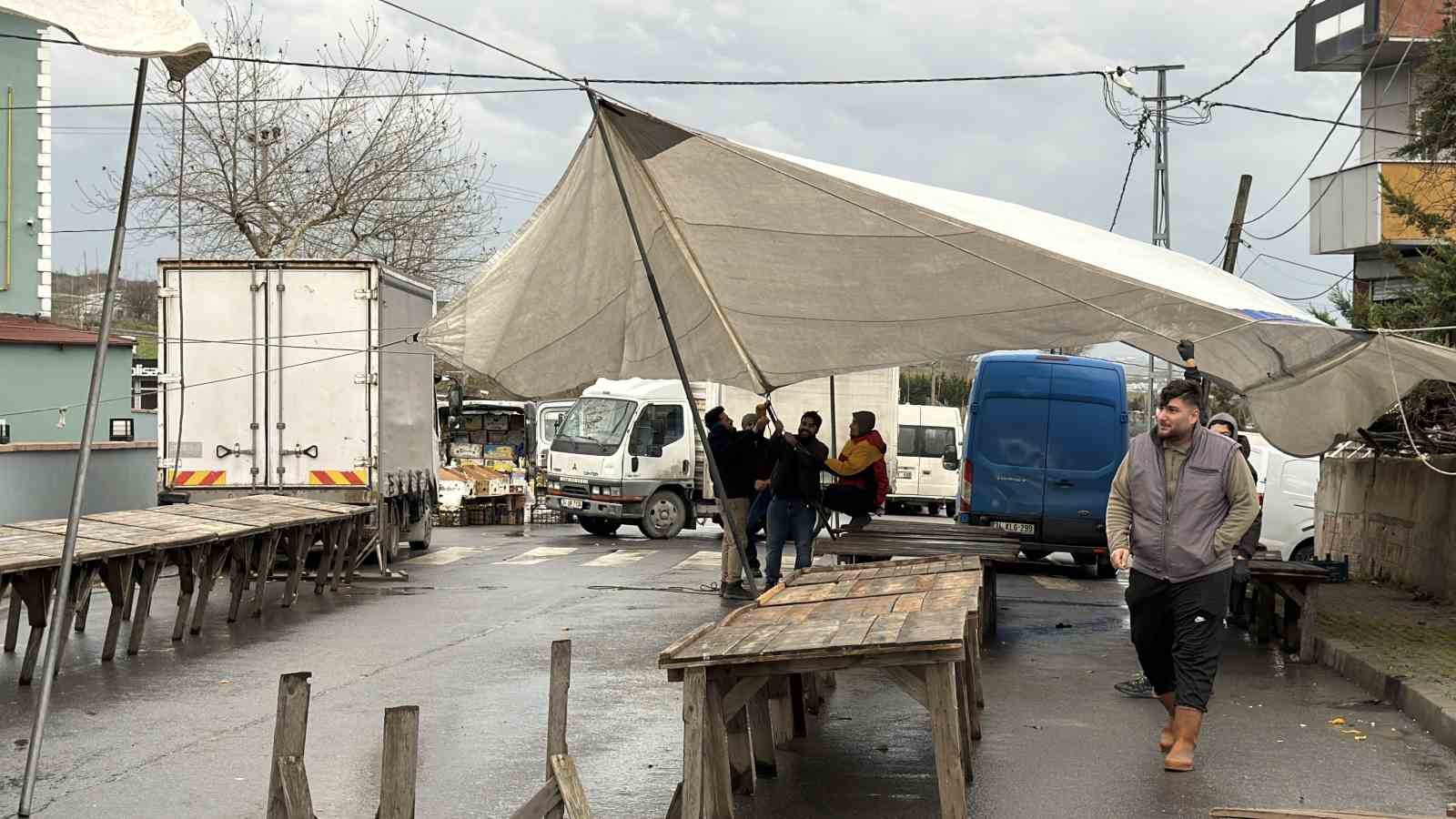 Arnavutköy’de fırtına pazarı vurdu, 08.00’den beri çadırı kuramadılar
Arnavutköy’de fırtına pazarı vurdu, 08.00’den beri çadırı kuramadılar