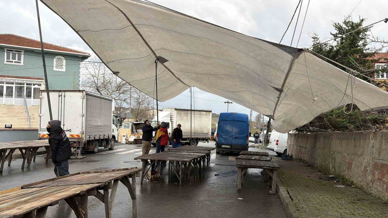 Arnavutköy’de fırtına pazarı vurdu, 08.00’den beri çadırı kuramadılar
Arnavutköy’de fırtına pazarı vurdu, 08.00’den beri çadırı kuramadılar