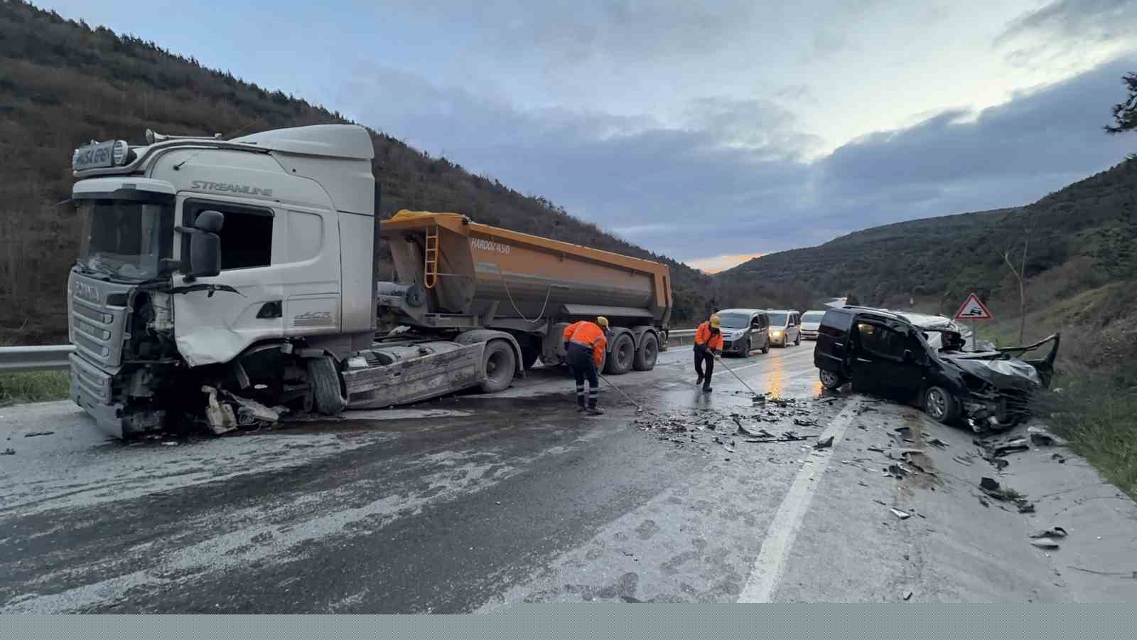 Arnavutköy’de hafif ticari araç ile hafriyat kamyonu çarpıştı: 1 ölü, 2 yaralı
