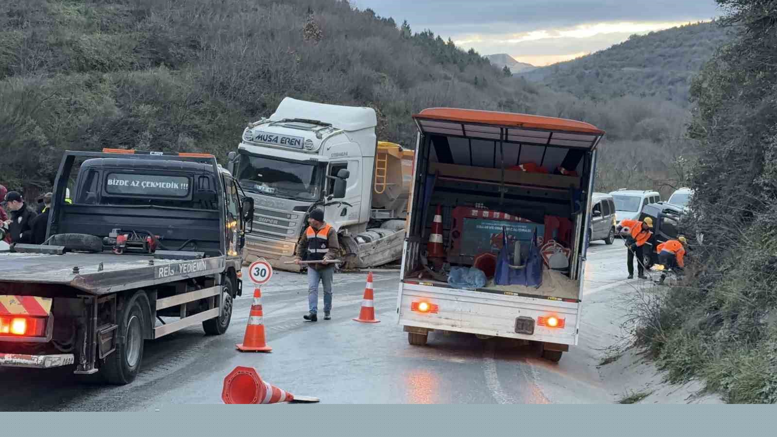 Arnavutköy’de hafif ticari araç ile hafriyat kamyonu çarpıştı: 1 ölü, 2 yaralı
