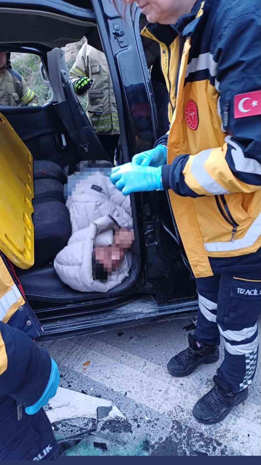Arnavutköy’de hafif ticari araç ile hafriyat kamyonu çarpıştı: 1 ölü, 2 yaralı
