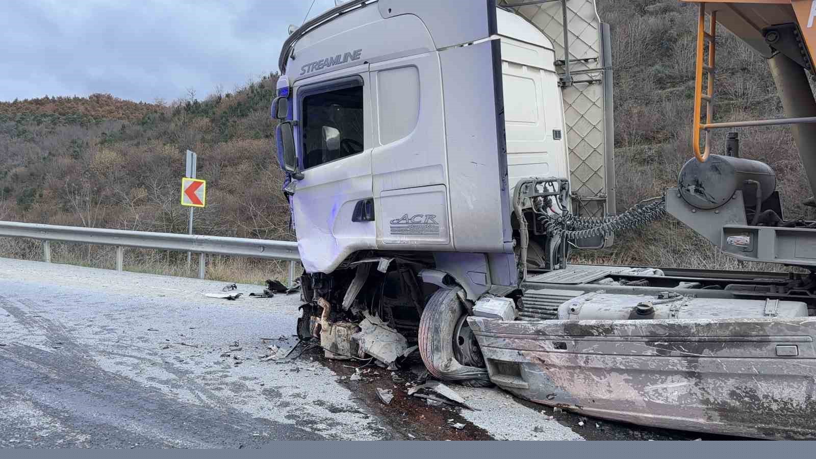 Arnavutköy’de hafif ticari araç ile hafriyat kamyonu çarpıştı: 1 ölü, 2 yaralı
