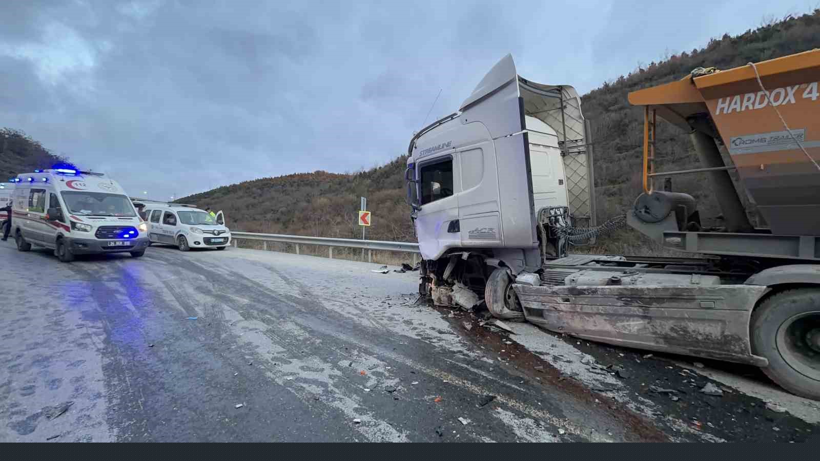Arnavutköy’de hafif ticari araç ile hafriyat kamyonu çarpıştı: 1 ölü, 2 yaralı
