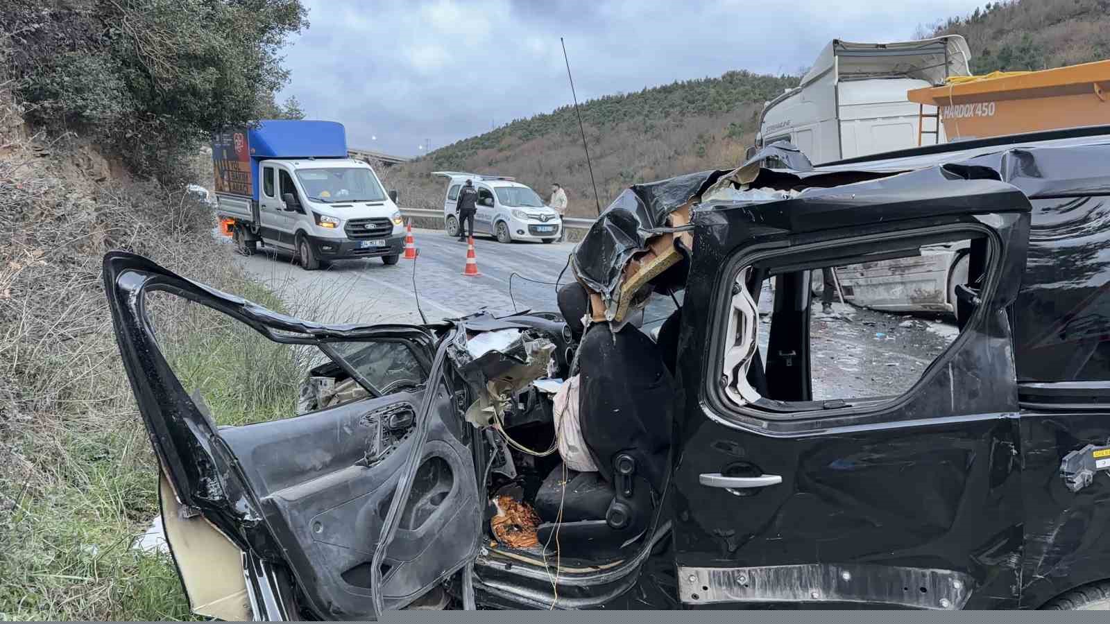 Arnavutköy’de hafif ticari araç ile hafriyat kamyonu çarpıştı: 1 ölü, 2 yaralı
