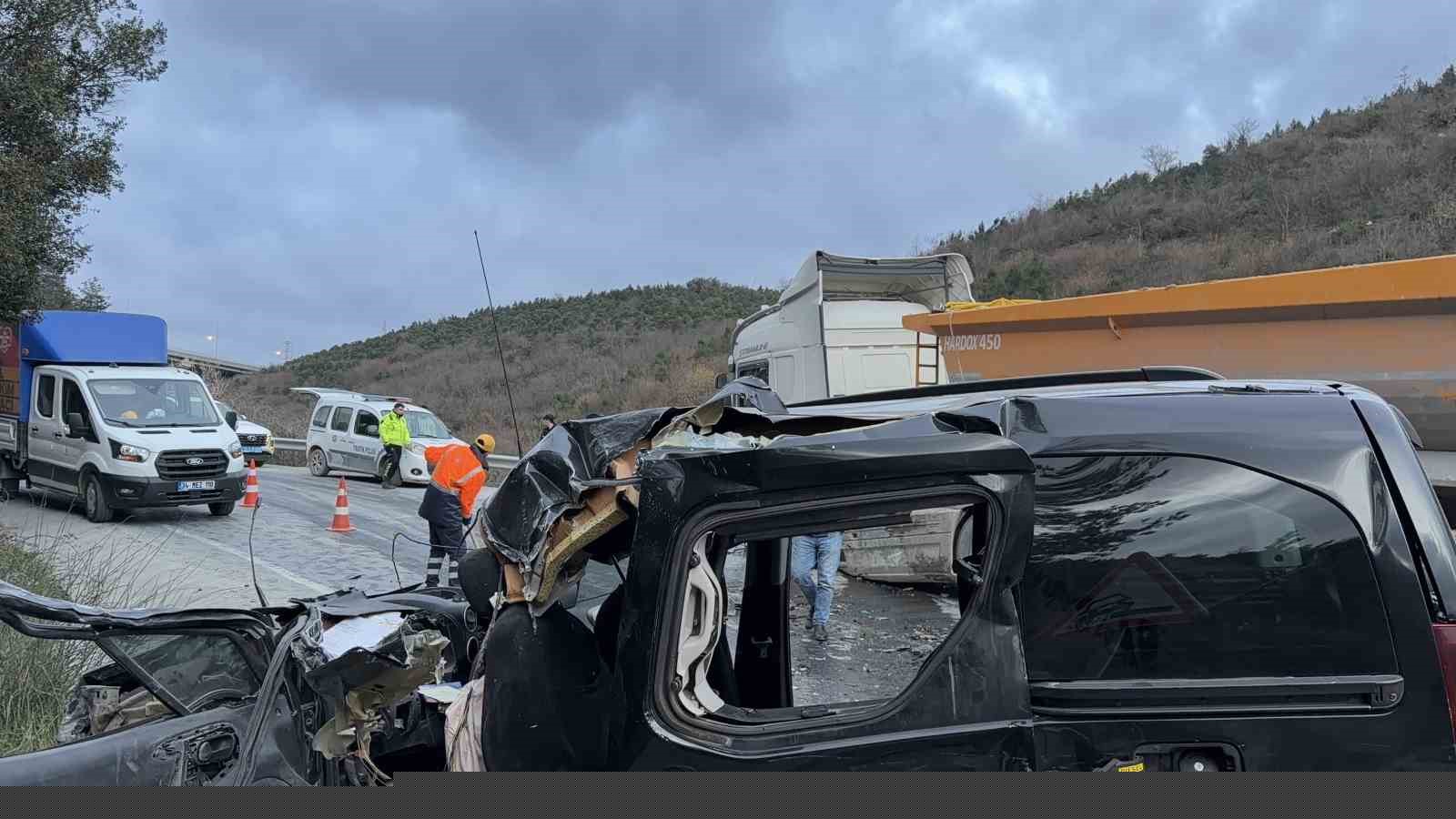 Arnavutköy’de hafif ticari araç ile hafriyat kamyonu çarpıştı: 1 ölü, 2 yaralı
