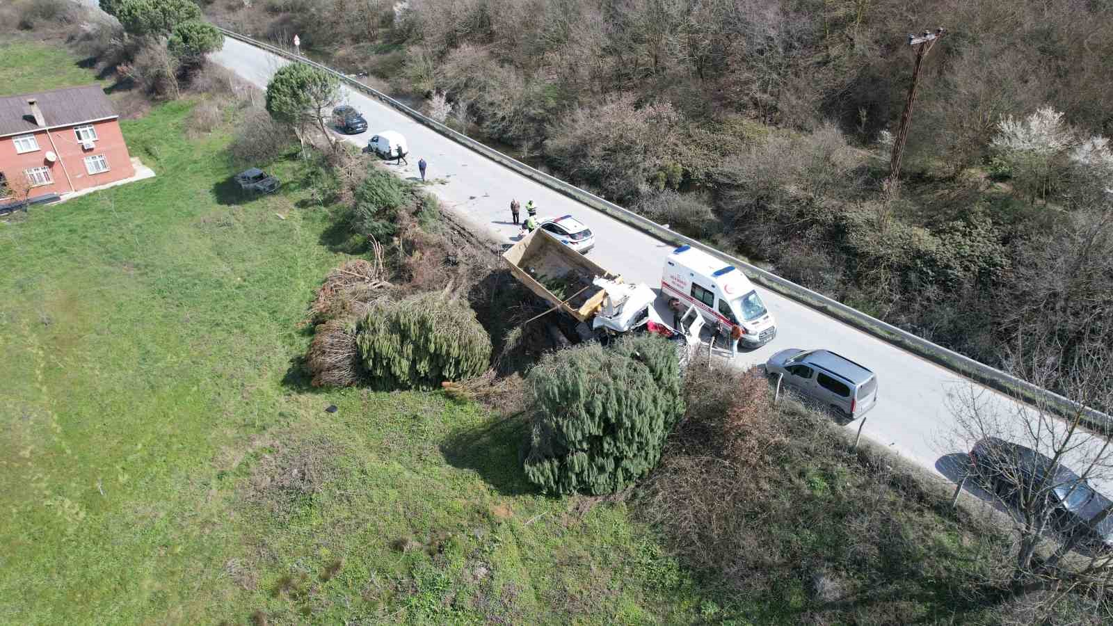 Arnavutköy’de hafriyat kamyonu çayırlık alana uçtu, ağaçların devrildiği alan havadan görüntülendi
Arnavutköy’de hafriyat kamyonu çayırlık alana uçtu, ağaçların devrildiği alan havadan görüntülendi