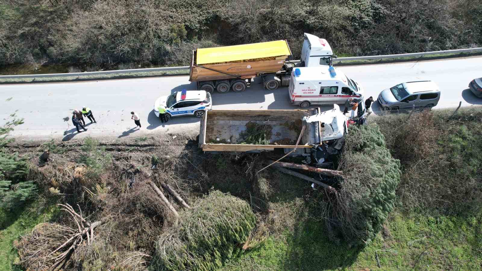 Arnavutköy’de hafriyat kamyonu çayırlık alana uçtu, ağaçların devrildiği alan havadan görüntülendi
Arnavutköy’de hafriyat kamyonu çayırlık alana uçtu, ağaçların devrildiği alan havadan görüntülendi