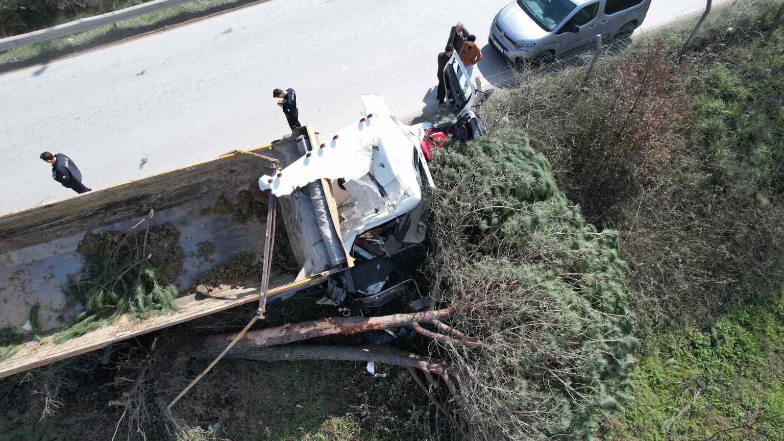 Arnavutköy’de hafriyat kamyonu çayırlık alana uçtu, ağaçların devrildiği alan havadan görüntülendi
Arnavutköy’de hafriyat kamyonu çayırlık alana uçtu, ağaçların devrildiği alan havadan görüntülendi