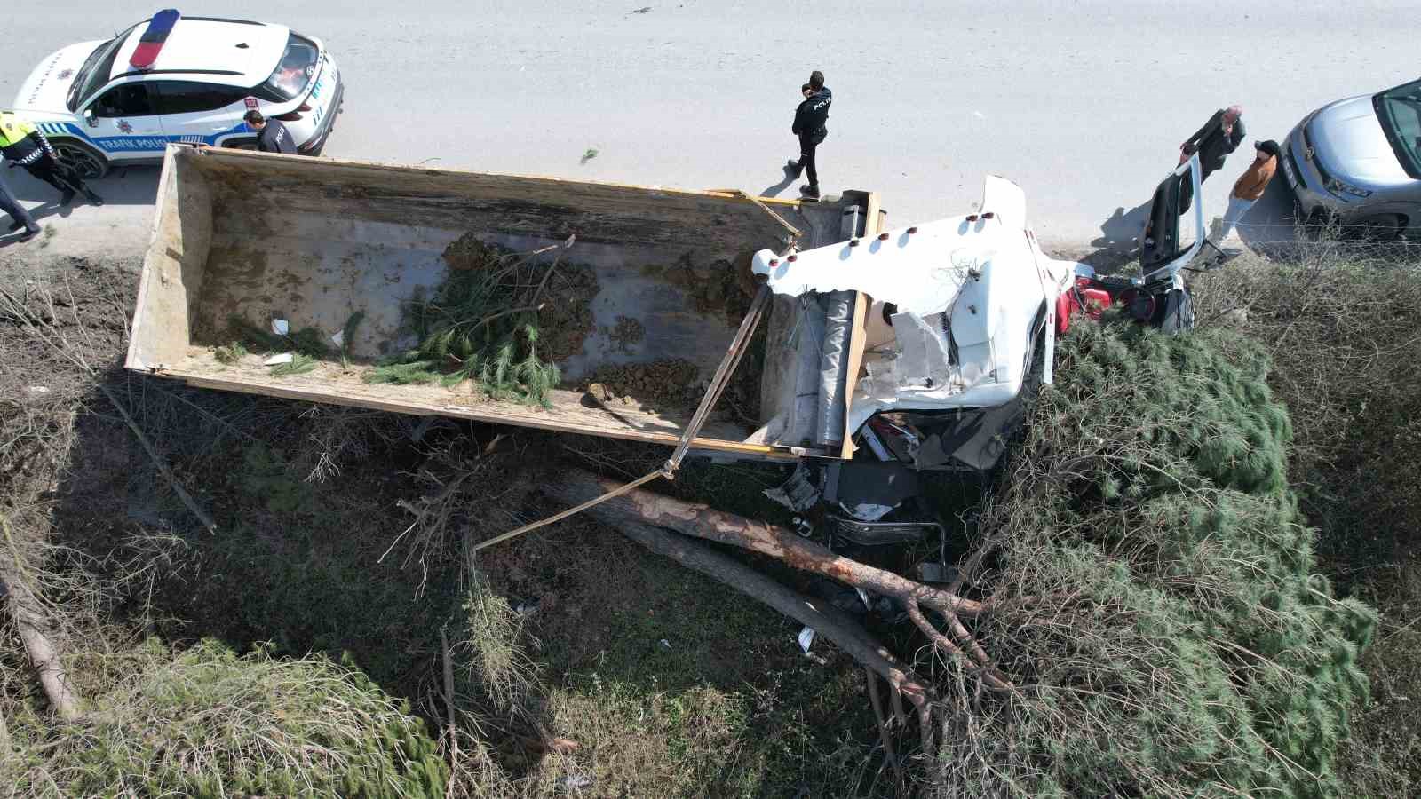 Arnavutköy’de hafriyat kamyonu çayırlık alana uçtu, ağaçların devrildiği alan havadan görüntülendi
Arnavutköy’de hafriyat kamyonu çayırlık alana uçtu, ağaçların devrildiği alan havadan görüntülendi