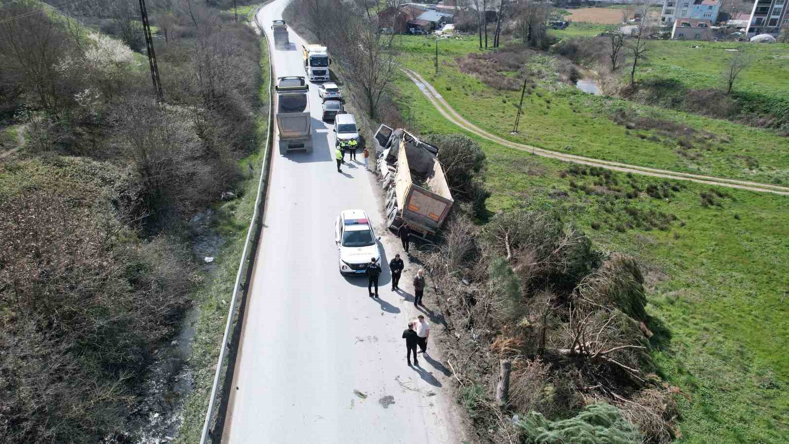 Arnavutköy’de hafriyat kamyonu çayırlık alana uçtu, ağaçların devrildiği alan havadan görüntülendi
Arnavutköy’de hafriyat kamyonu çayırlık alana uçtu, ağaçların devrildiği alan havadan görüntülendi