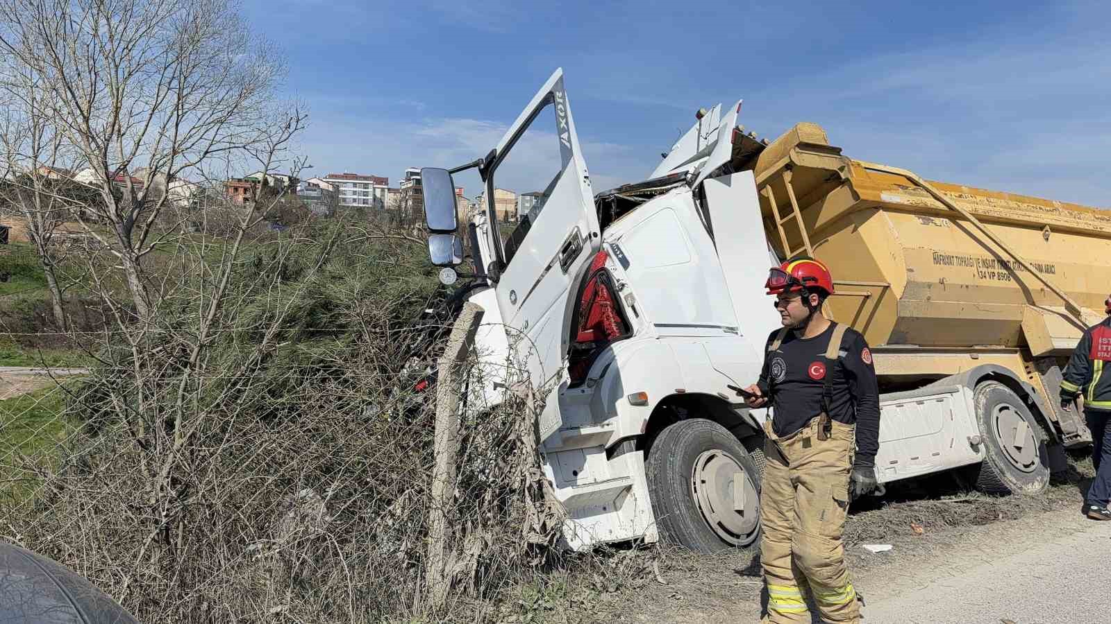 Arnavutköy’de hafriyat kamyonu çayırlık alana uçtu, ağaçların devrildiği alan havadan görüntülendi
Arnavutköy’de hafriyat kamyonu çayırlık alana uçtu, ağaçların devrildiği alan havadan görüntülendi