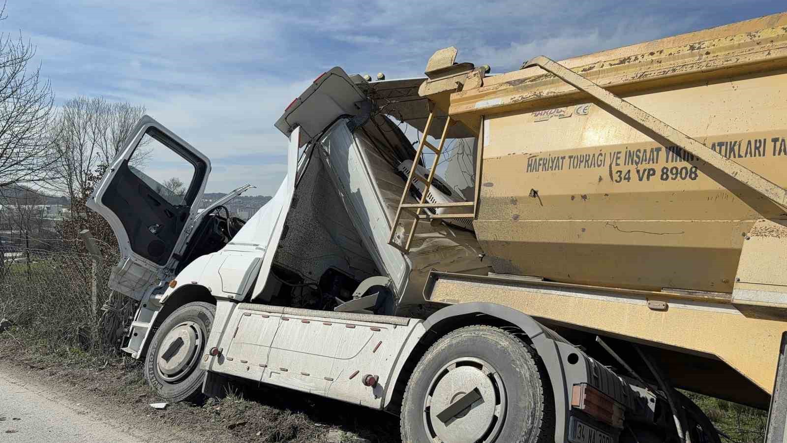 Arnavutköy’de hafriyat kamyonu çayırlık alana uçtu, ağaçların devrildiği alan havadan görüntülendi
Arnavutköy’de hafriyat kamyonu çayırlık alana uçtu, ağaçların devrildiği alan havadan görüntülendi