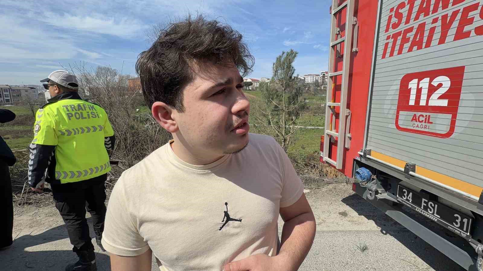 Arnavutköy’de hafriyat kamyonu çayırlık alana uçtu, ağaçların devrildiği alan havadan görüntülendi
Arnavutköy’de hafriyat kamyonu çayırlık alana uçtu, ağaçların devrildiği alan havadan görüntülendi