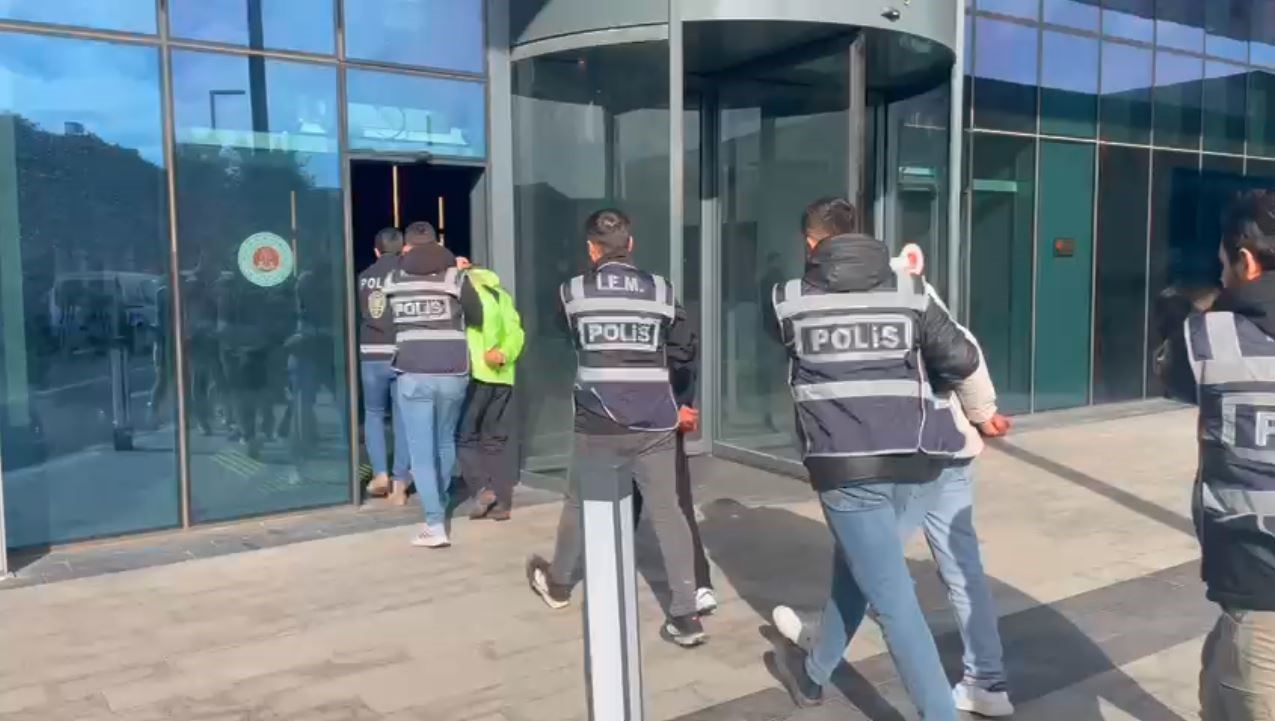 Arnavutköy’de haraç çetesine darbe: Lastikçiyi kurşunlayan 5 şüpheli yakalandı
Arnavutköy’de haraç çetesine darbe: Lastikçiyi kurşunlayan 5 şüpheli yakalandı