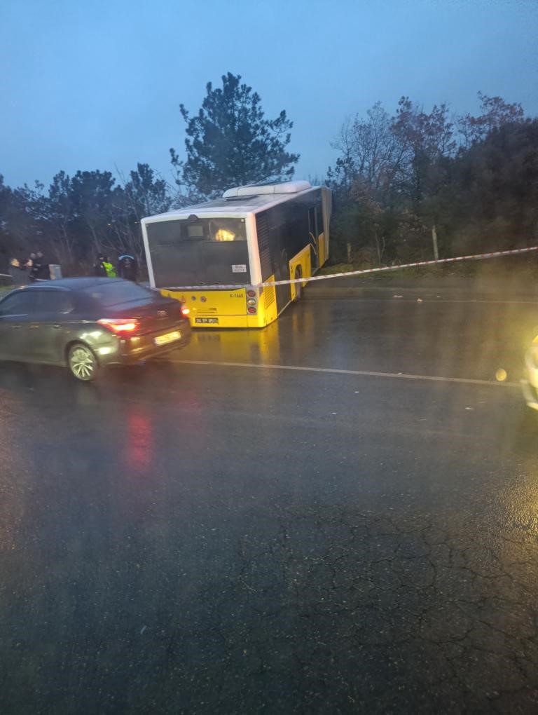 Arnavutköy’de içinde yolcuların bulunduğu İETT otobüsü ormanlık alana uçtu, faciadan dönüldü
