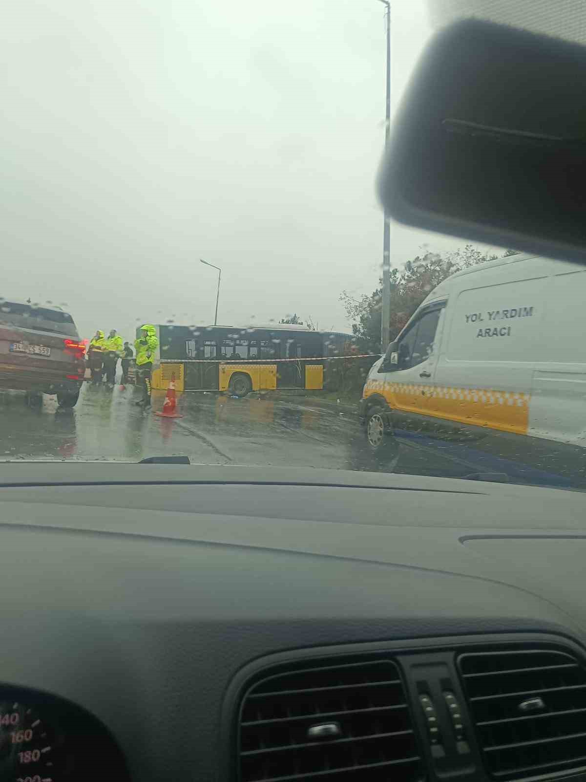 Arnavutköy’de içinde yolcuların bulunduğu İETT otobüsü ormanlık alana uçtu, faciadan dönüldü
